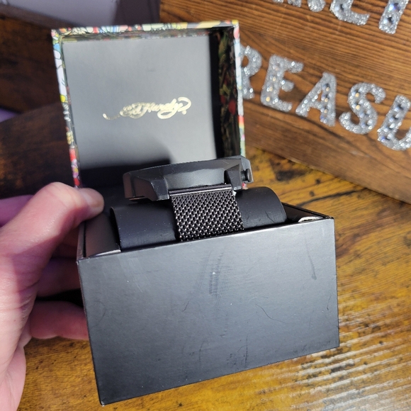 Ed Hardy mens Black Gold Gray Skull Watch - Picture 2 of 8